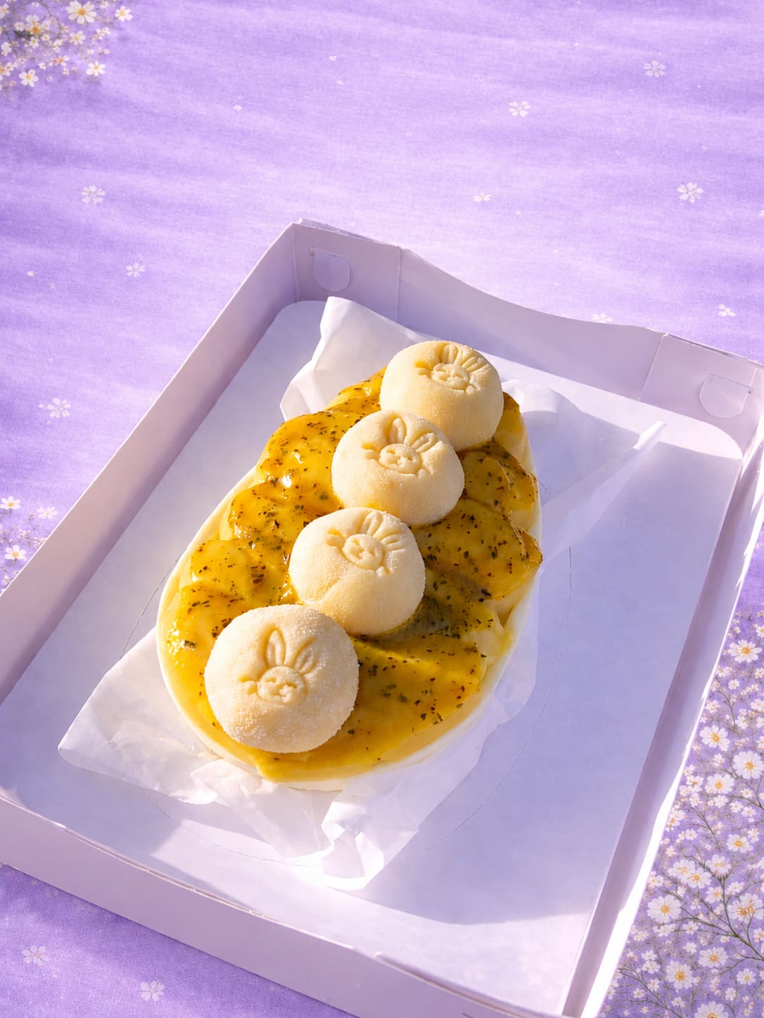 Ovo de colher decorado com coelhinhos de chocolate branco e cobertura de maracujá